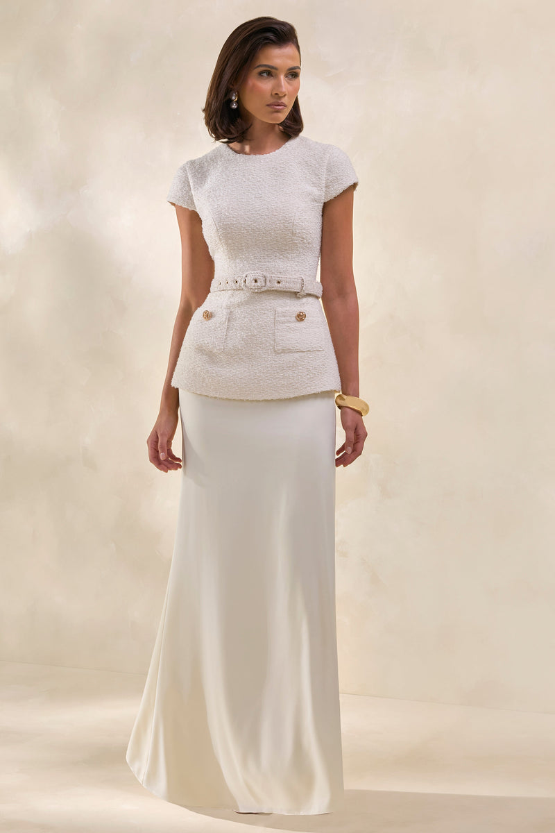 Whispera | Vestido largo color crema con cuello redondo, falda de satén y detalles de bolsillos