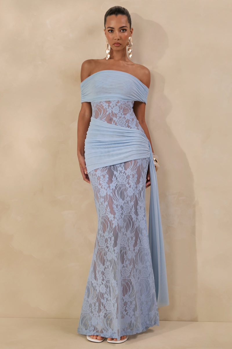 Enavine | Vestido largo de encaje azul empolvado con escote bardot, detalles fruncidos y fajín