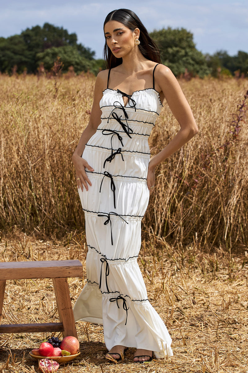 Brisa de verano | Vestido maxi blanco de tirantes con fruncido y capas escalonadas
